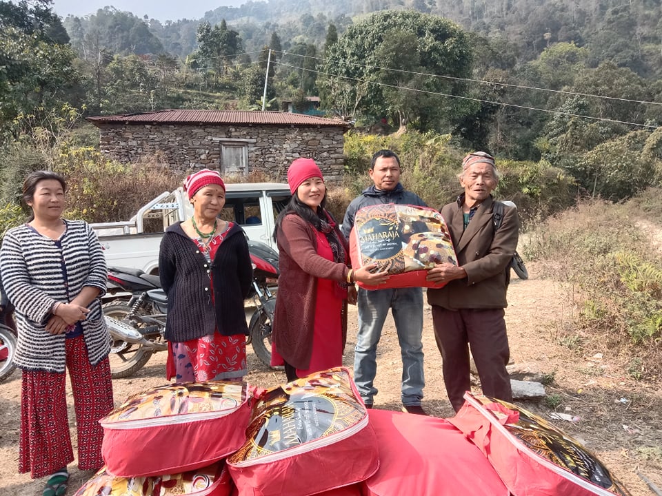 रोङका ९ सय भन्दा बढि ज्येष्ठ नागरिकलाई घर–घरमै न्यानो कपडा बितरण