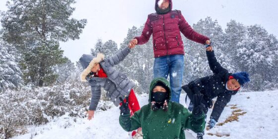 १२ वर्षपछिको इलाममा बाक्लो हिमपात,हिउँमा रमाउनेको भिड
