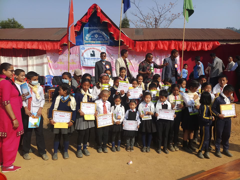 हिमालय मावि गोर्खेमा ९ विद्यालयका जेहेन्दार विद्यार्थीहरु पुरस्कृत