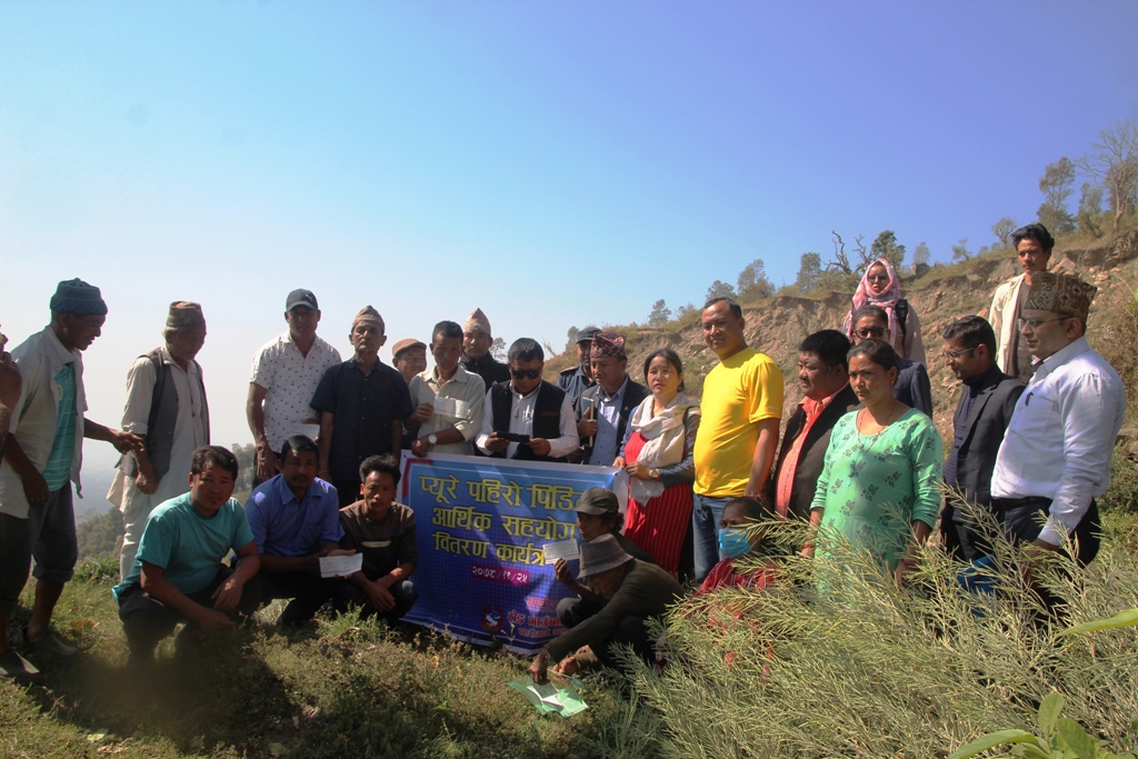 प्युरे पहिरोपीडितलाई रोङ गाउँपालिकाले गर्‍यो सहयोग