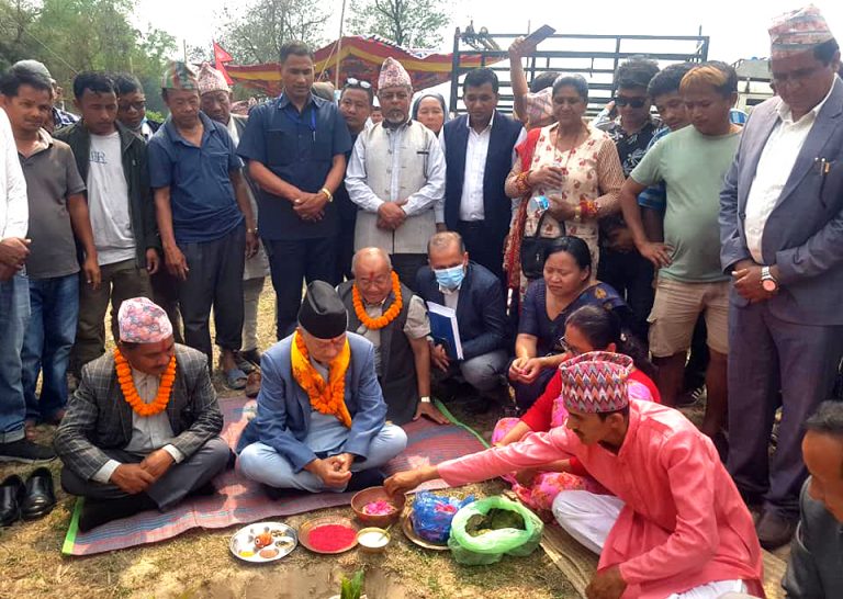चुलाचुलीमा निर्माण हुने औद्योगिक ग्रामको पुर्वसभामुख नेम्बाङद्धारा शिलान्यास