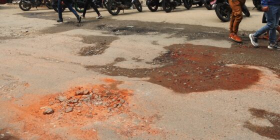 पर्यटकीय नगरीको केन्द्र फिक्कलको मेची राजमार्ग खण्ड जिर्ण