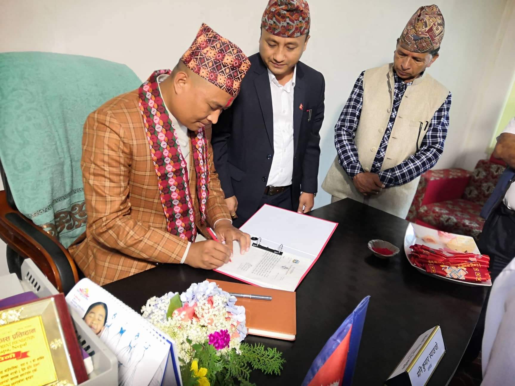 राेङ गाउपालिकामा जनप्रतिनिधिको  पदभार ग्रहण[फाटाे फिचर ]