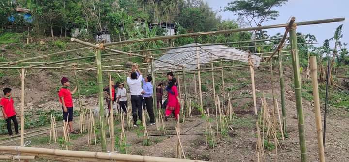 गाउँमै प्राविधिक शिक्षा ‘बाली बिज्ञान’ पढ्दै विद्यार्थी