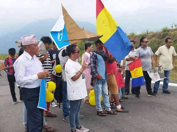 इलामको सुकिलुम्बा विमानस्थलमा कागजको प्लेन