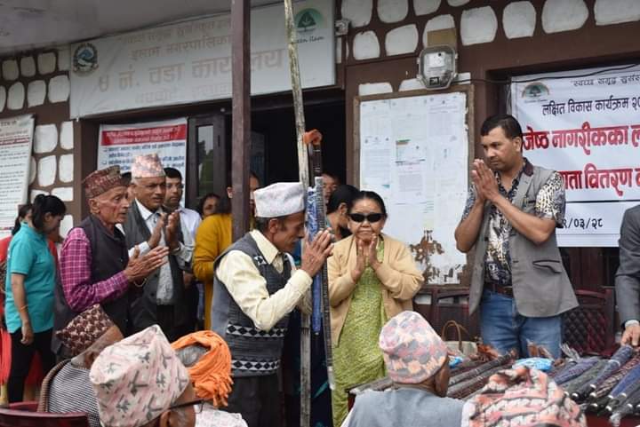 इलाममा जेष्ठ नागरिकलाई लौरो र छाता बितरण