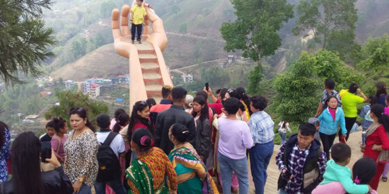 इलाममा हातले लोभ्यायो पर्यटक