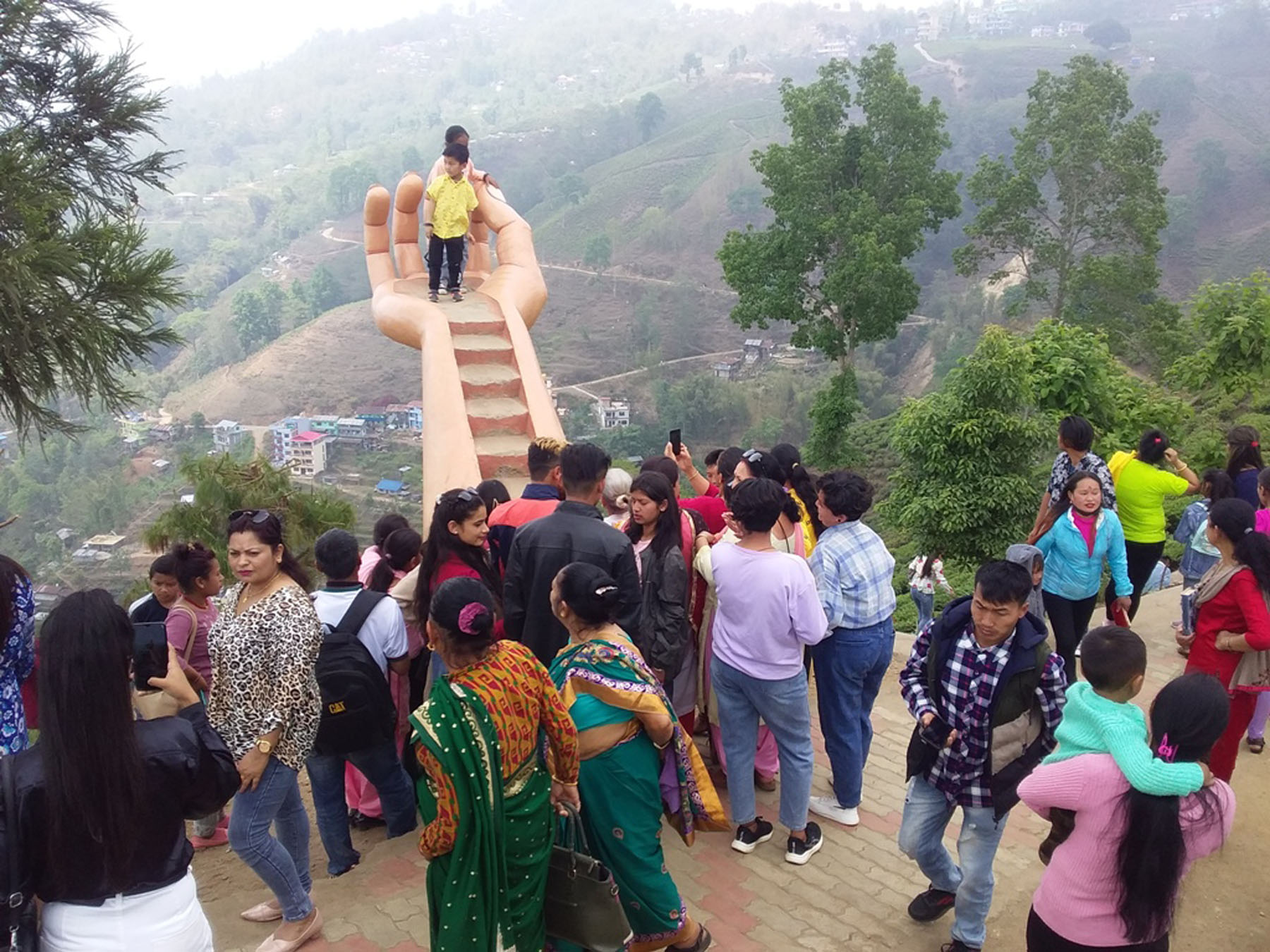इलाममा हातले लोभ्यायो पर्यटक