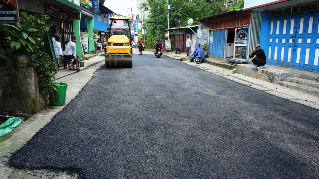 इलाम सदरमुकामको सहरी सडक कालोपत्रे (फोटो फिचर)