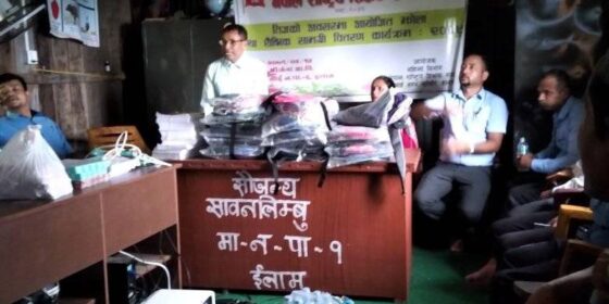 तीजको अवसरमा विद्यार्थीलाई शैक्षिक सामाग्री