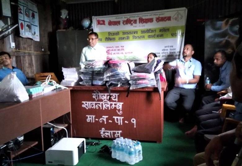 तीजको अवसरमा विद्यार्थीलाई शैक्षिक सामाग्री