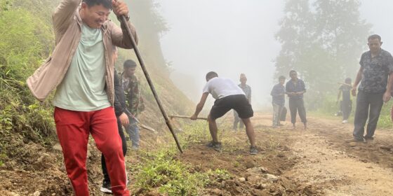 श्रमदान गर्दै फाकफोकथुममा संविधान दिवस