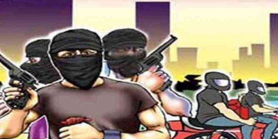 माई नगरपालिकामा बृद्धालाई हतियार देखाएर नगद र सुन लुटपाट गर्ने तीन जना प्रहरी नियन्त्रणमा