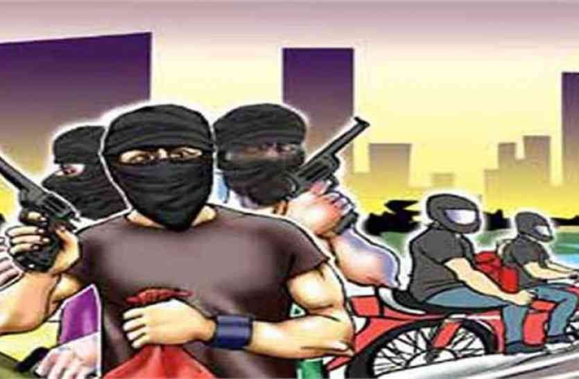 माई नगरपालिकामा बृद्धालाई हतियार देखाएर नगद र सुन लुटपाट गर्ने तीन जना प्रहरी नियन्त्रणमा