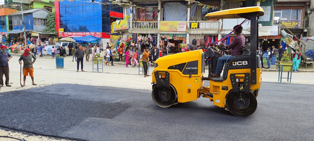 समाचार प्रभाव : अलपत्र फिक्कल बजार सडक कालोपत्रे हुन थाल्यो(फोटो फिचर)