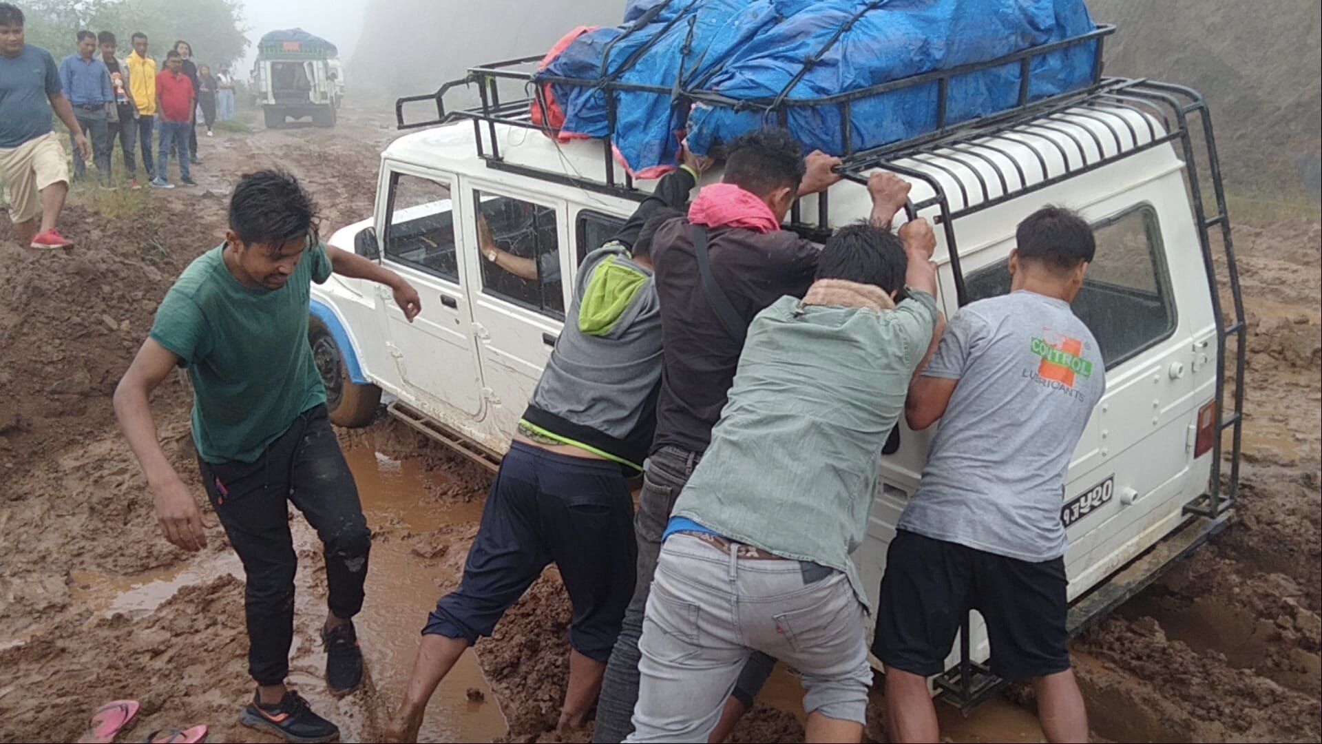 फाल्गुनन्द मार्गको दमक चिसापानी सडकको दुर्दशा (फोटो फिचर)