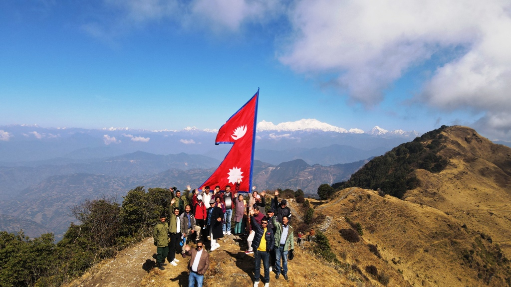 पर्यटकीय क्षेत्र पाटेनागीमा नेपाली झण्डा (फोटो फिचर )