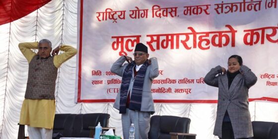 योग गर्दै प्रधानमन्त्री प्रचण्ड (तस्वीरहरू)