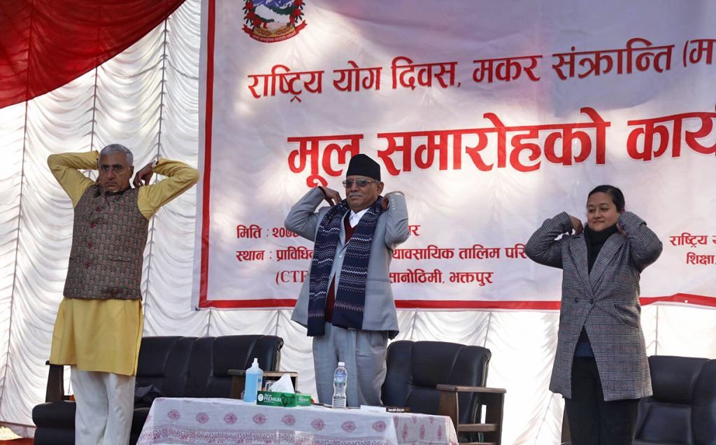 योग गर्दै प्रधानमन्त्री प्रचण्ड (तस्वीरहरू)