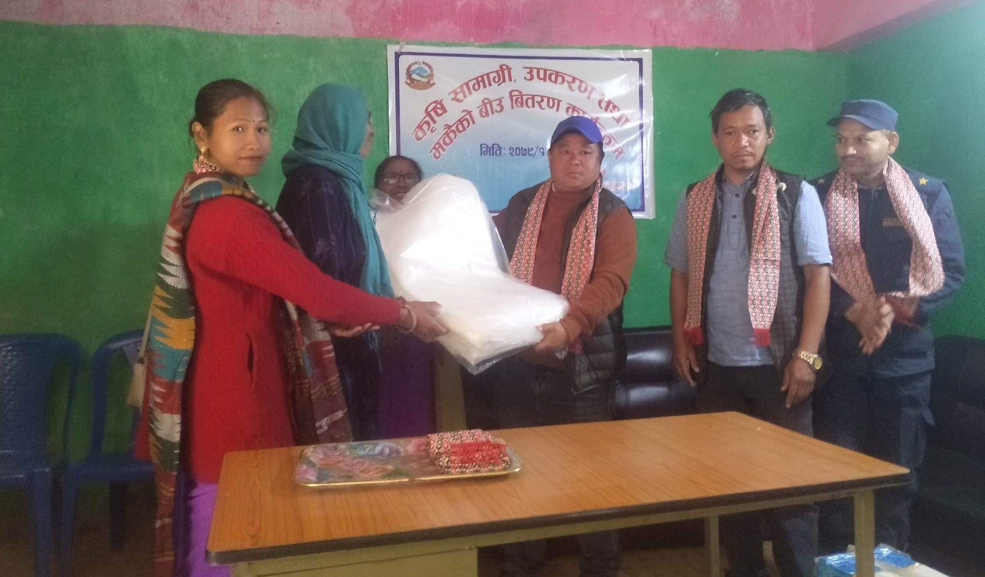 माङसेबुङ १ नम्बर वडाले वितरण गर्‍यो कृषि सामग्री, उपकरण तथा मकैको बिउ