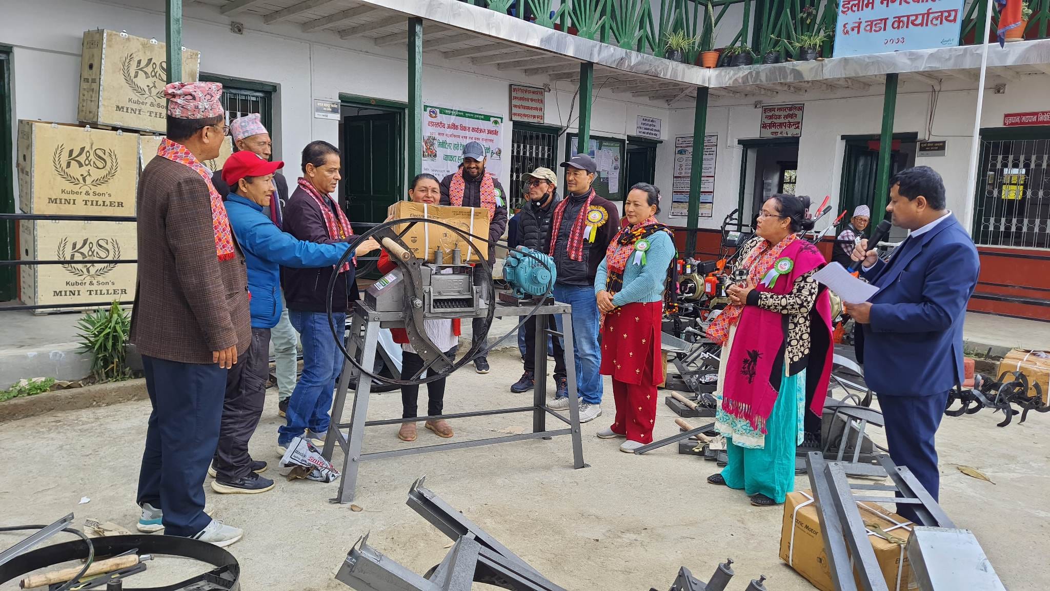 इलाम नगरपालिका ६ द्धारा किसानलाई कृषि उपकरण हस्तान्तरण (फोटो फिचर)