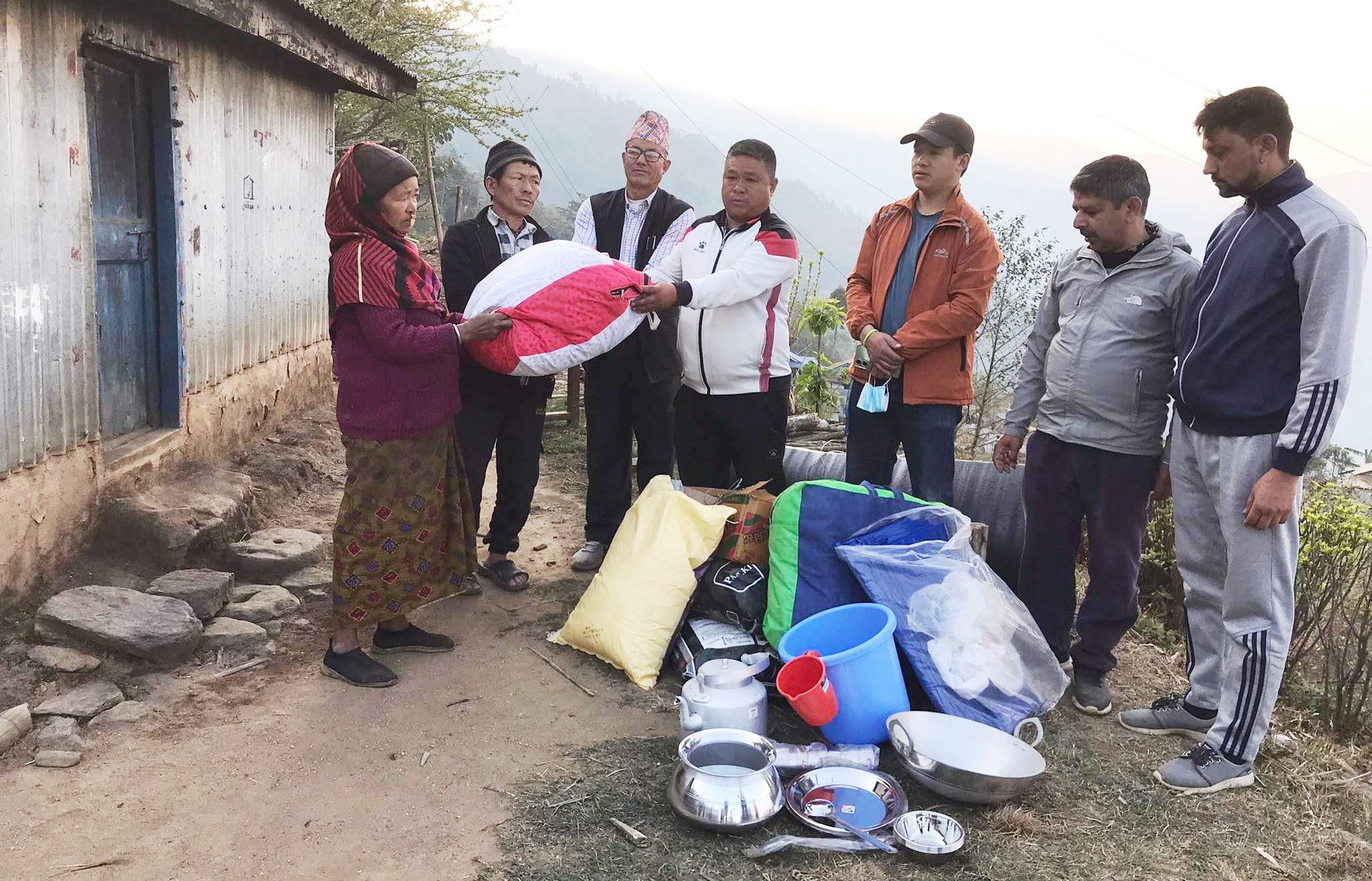 माङसेबुङमा आपतकालिन राहत वितरण