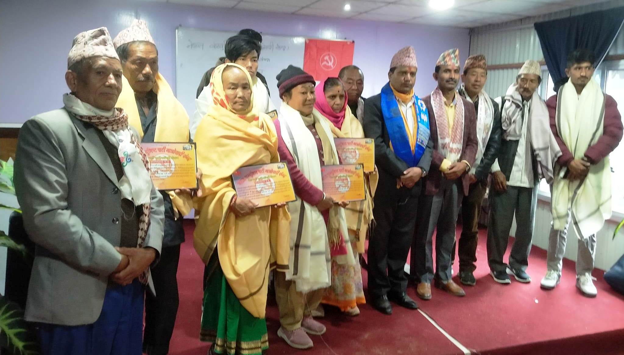 रोङ गाउँपालिकामा दश जना सहिदका परिबारलाई नेकपा माओबादीको सम्मान