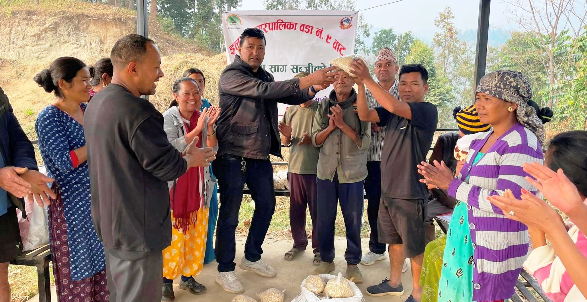 इलाम नगरपालिका ९ द्धारा खाध्यबाली र तरकारीबालीको बिऊ बितरण