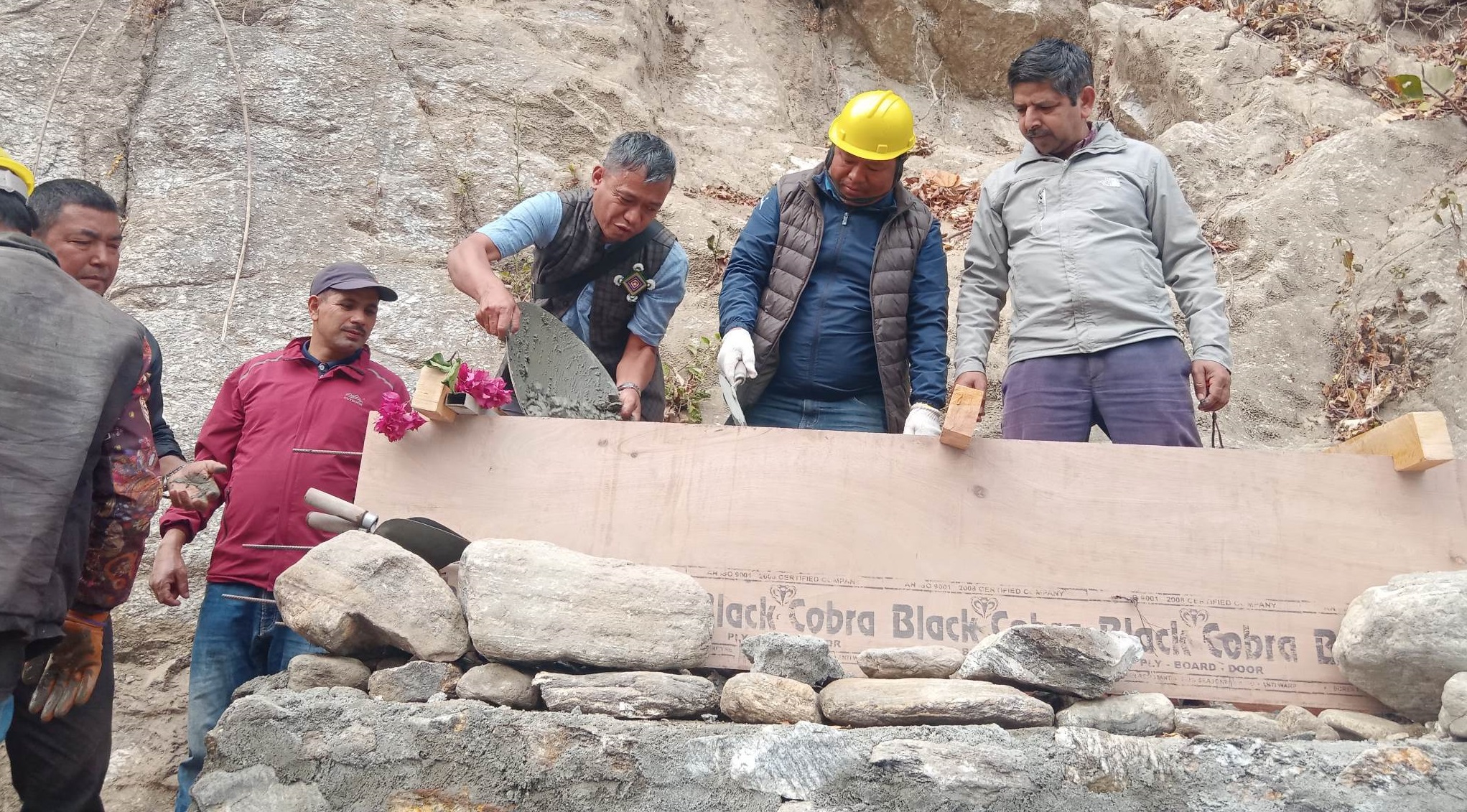 माङसेबुङको एउटै वडामा सवा दुई करोडको सिचाईं कूलो निर्माण हुँदै