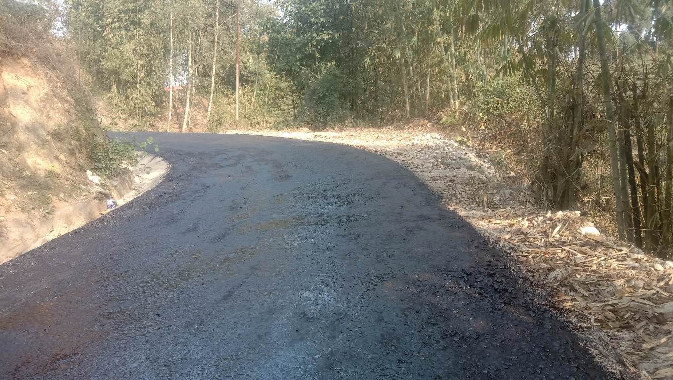 सूर्योदय नगरपालिकाको मानेडाँडा– छिरुवा सडक कालोपत्रे हुँदै