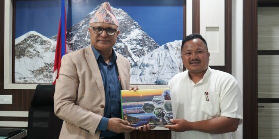 राष्ट्रिय फोटो पत्रकारीताका दिवसको अवसरमा इलामको सन्दकपुरको फोटो बुक मुख्यमन्त्रीलाई हस्तान्तरण (तस्बिरहरु)