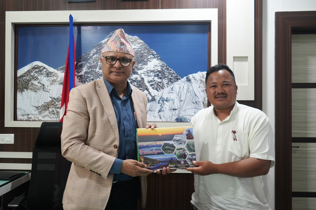 राष्ट्रिय फोटो पत्रकारीताका दिवसको अवसरमा इलामको सन्दकपुरको फोटो बुक मुख्यमन्त्रीलाई हस्तान्तरण (तस्बिरहरु)