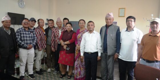 पूर्वाधार कार्यालय झापामा विकासका योजनाबारे प्रदेश सासंद र सन्दकपुर गाँपालिकाका प्रतिनिधिबिच छलफल