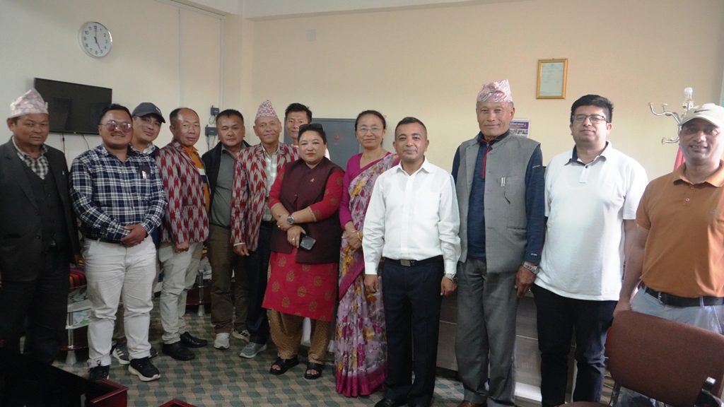 पूर्वाधार कार्यालय झापामा विकासका योजनाबारे प्रदेश सासंद र सन्दकपुर गाँपालिकाका प्रतिनिधिबिच छलफल