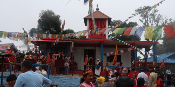 इलामको सानी पाथिभरामा भक्तजन र पर्यटकको आवागमन बढ्यो (तस्बिरहरु)