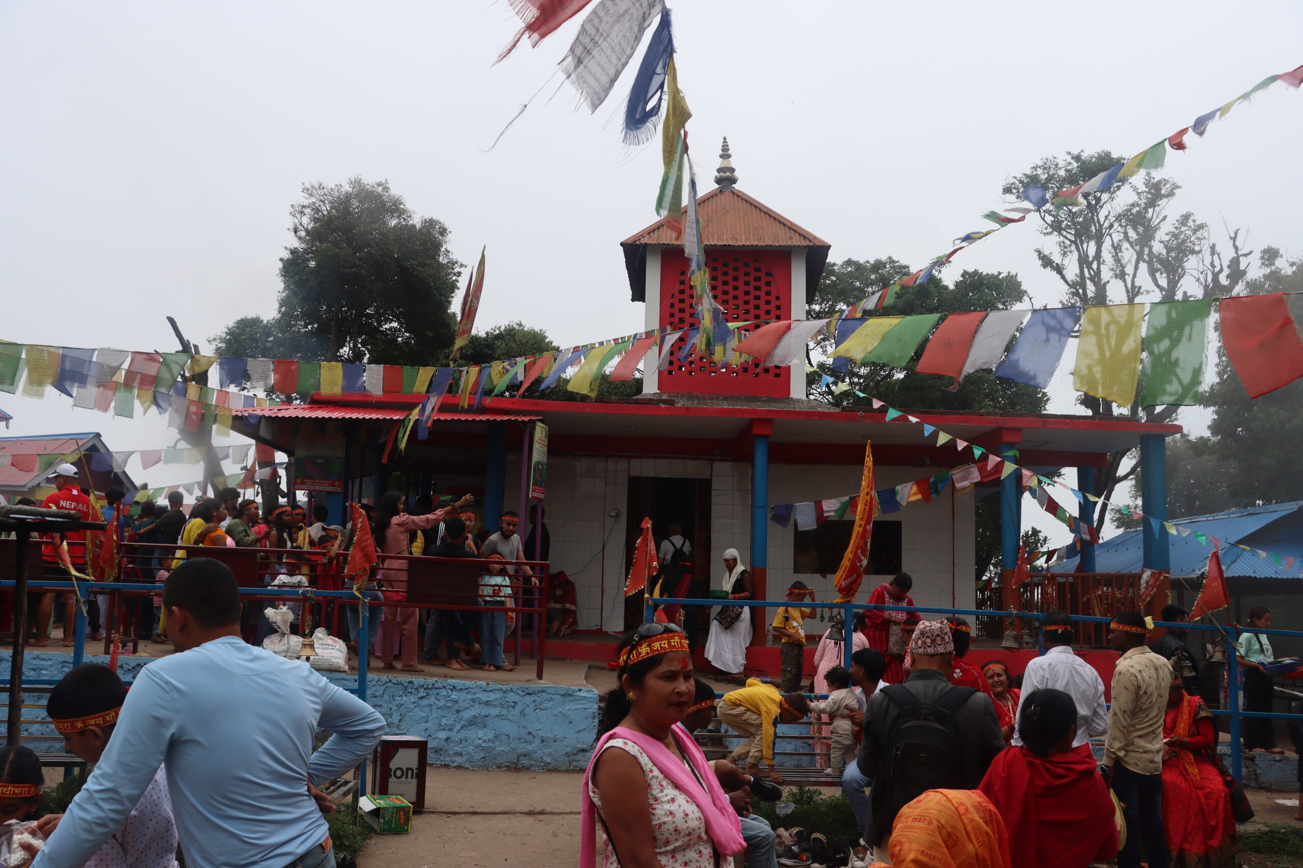 इलामको सानी पाथिभरामा भक्तजन र पर्यटकको आवागमन बढ्यो (तस्बिरहरु)