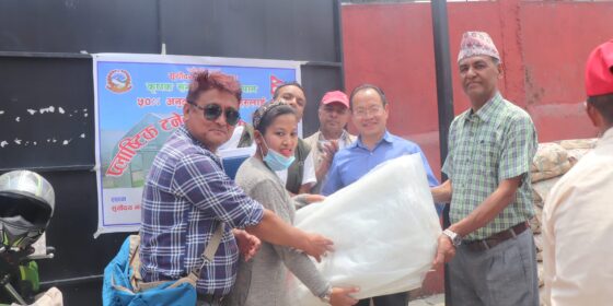 सूर्योदयका किसानलाई अनुदानमा सिलपोलिन प्लास्टिक