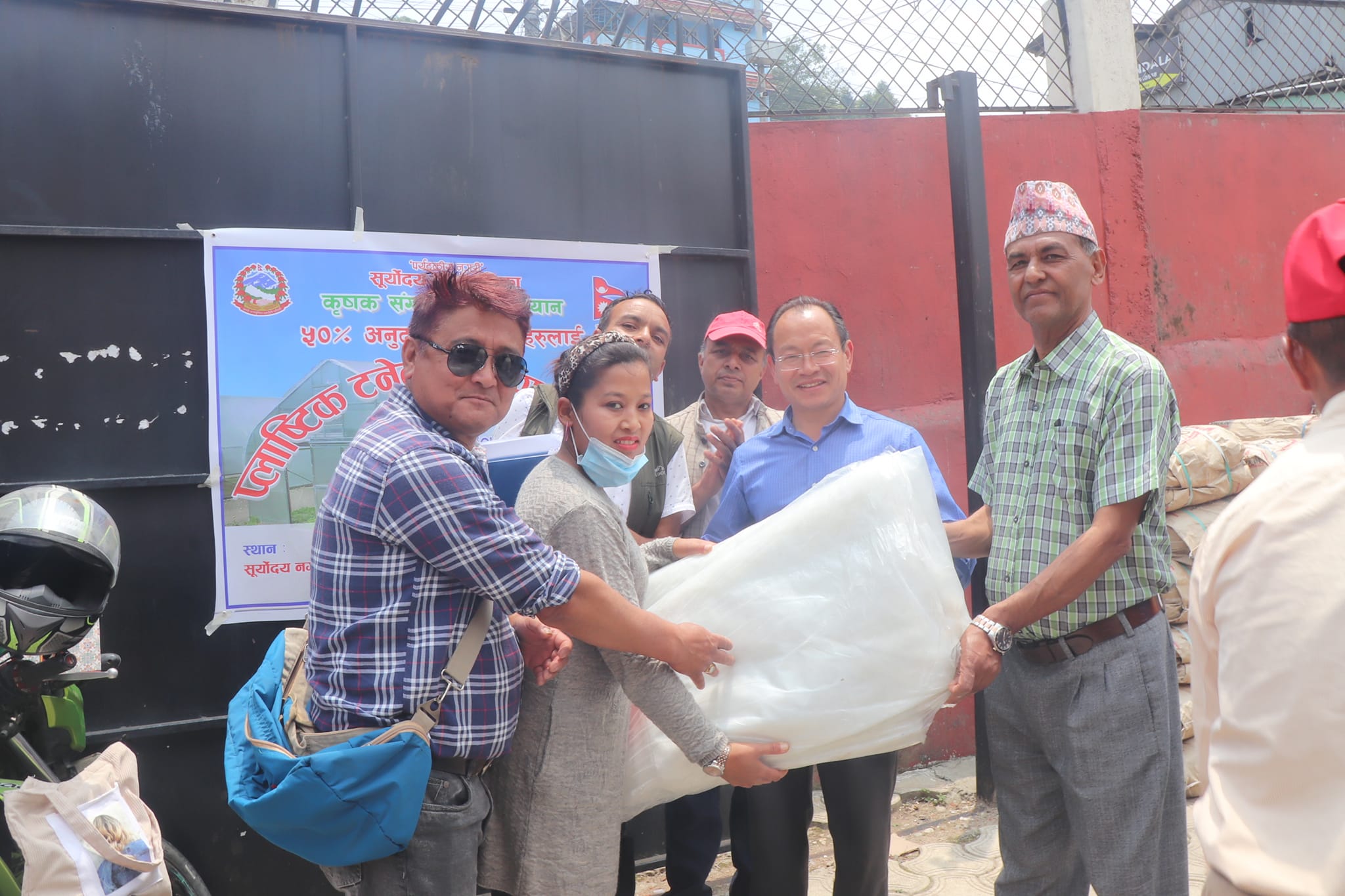 सूर्योदयका किसानलाई अनुदानमा सिलपोलिन प्लास्टिक