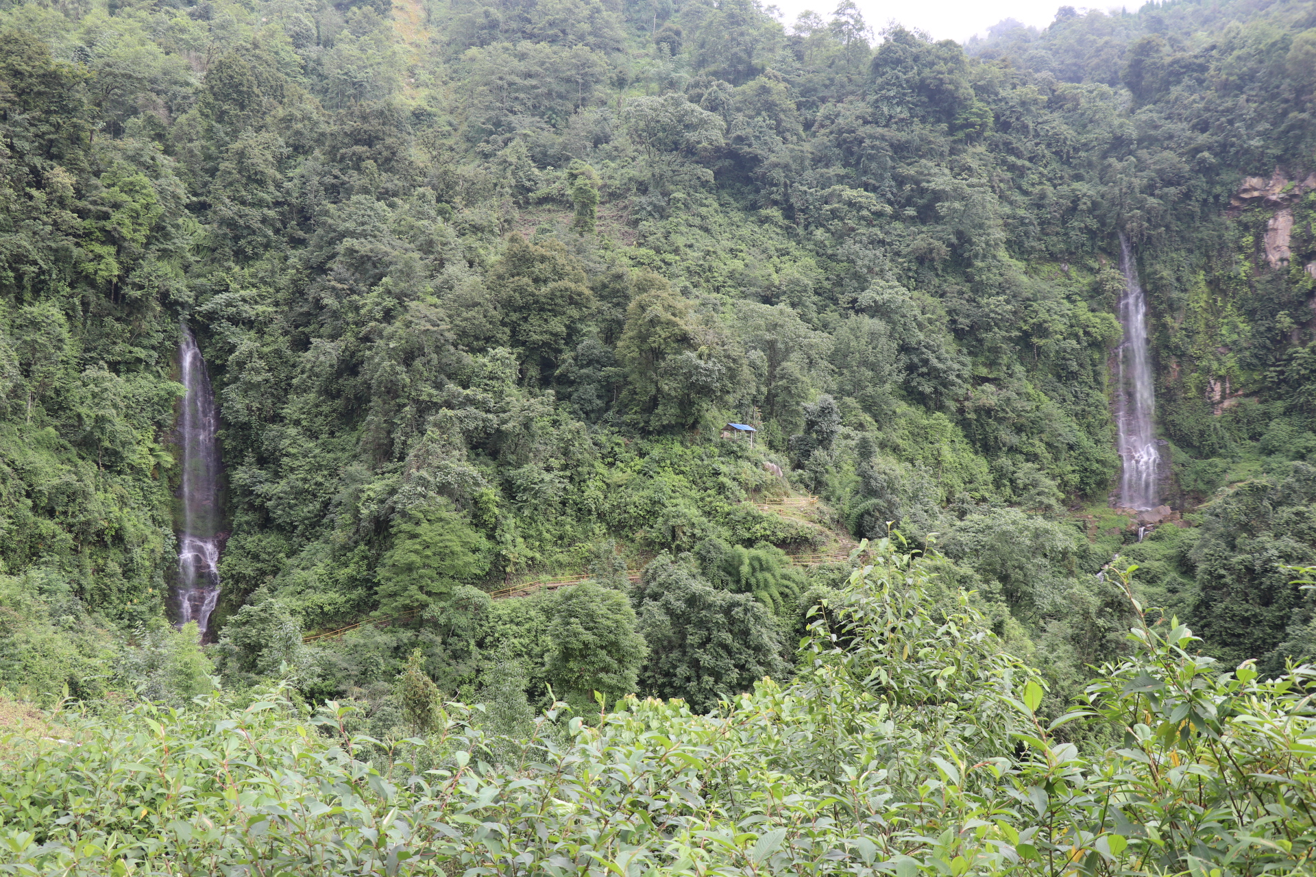 पर्यटकको आकर्षण बन्दै पुवामझुवाको दिदी बहिनी झर्ना