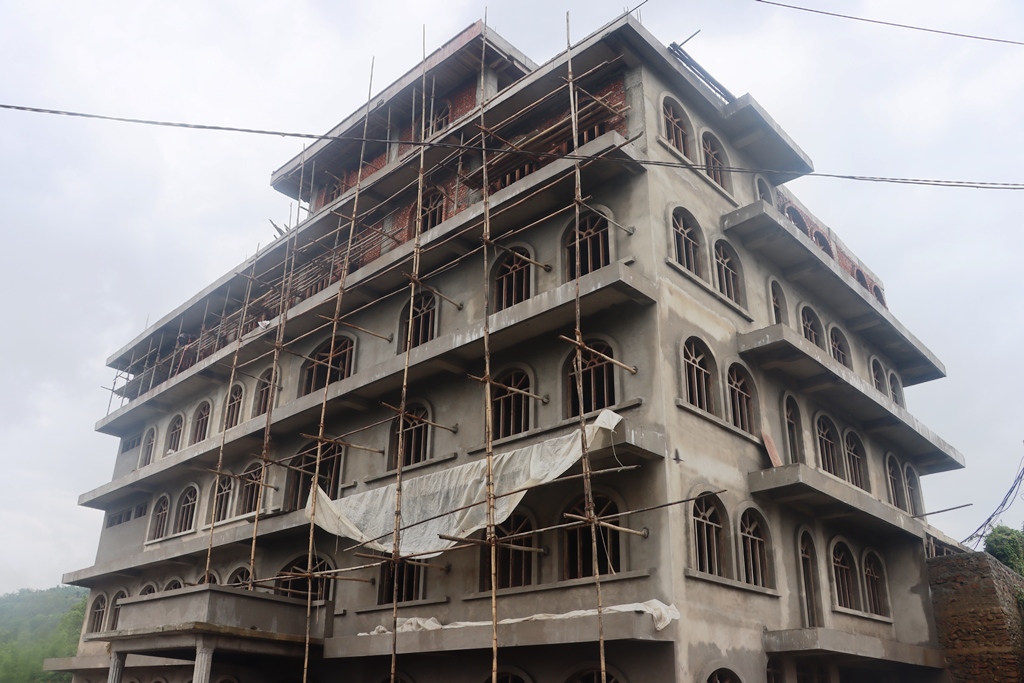 इलामको देउमाई नगरपालिकामा लिफ्ट सहितको प्रशासकिय भवन निर्माण अन्तिम चरणमा (फोटो फिचर)