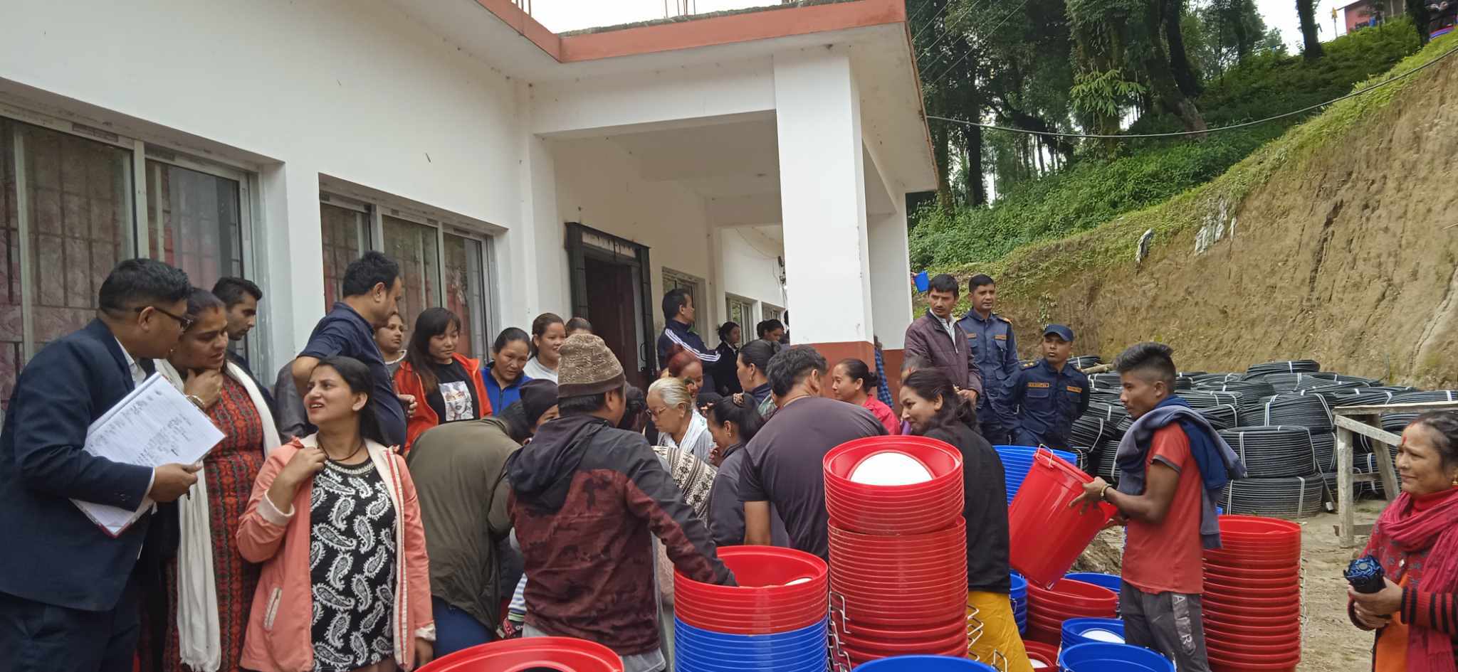 माइजोगमाईमा फोहोर व्यवस्थापन अभिमुखिकरण र डस्बिन वितरण (फोटो फिचर)