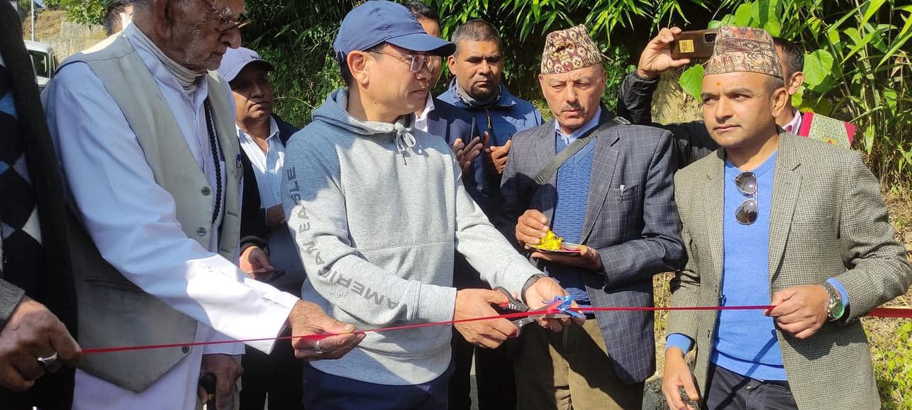 सूर्योदय नगरपालिकाका‍ अलवेदर सडक कालोपत्रे सडकमा रुपान्तरण हुँदै