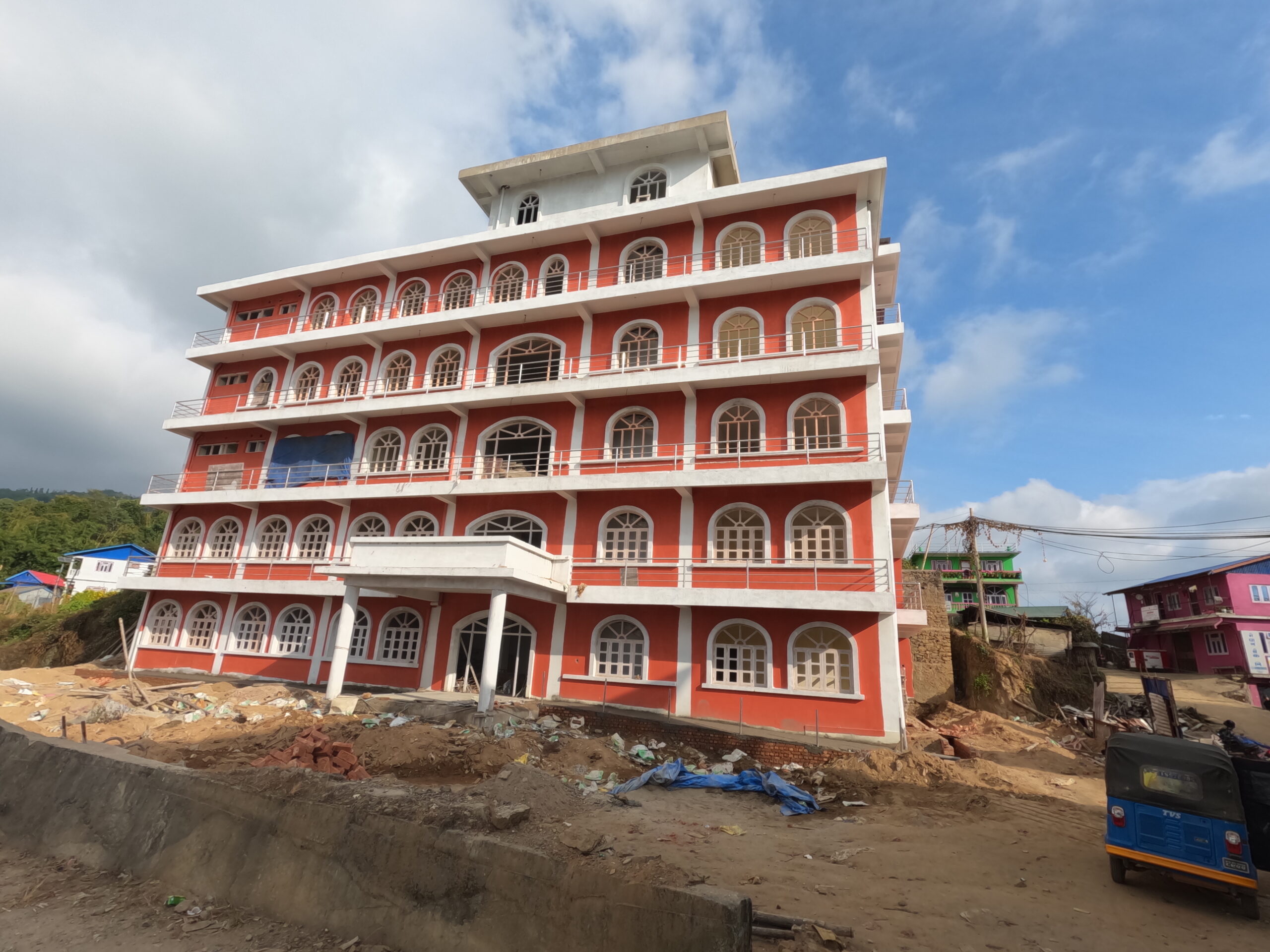 देउमाई नगरपालिकाको आधुनिक भवन अन्तिम चरणमा (तस्बिरहरु)