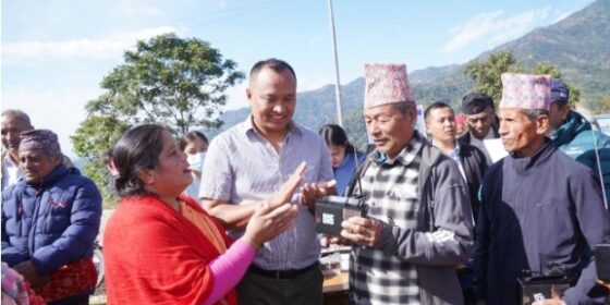 इलामको रोङ गाउँपालिकामा १ सय ६० वटा रेडियो वितरण, ज्येष्ठ नागरिक फुरुङग