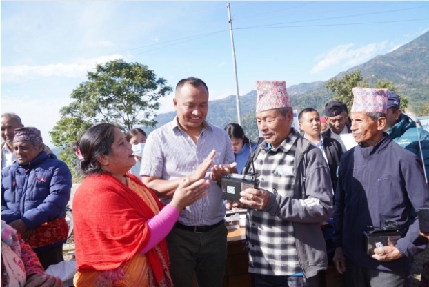 इलामको रोङ गाउँपालिकामा १ सय ६० वटा रेडियो वितरण, ज्येष्ठ नागरिक फुरुङग
