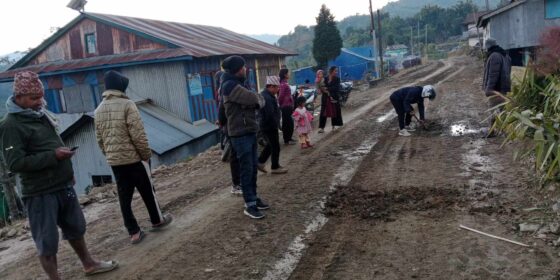 सडकमा गुणस्तरहीन सामग्री प्रयोग भएको भन्दै स्थानीयको विरोध