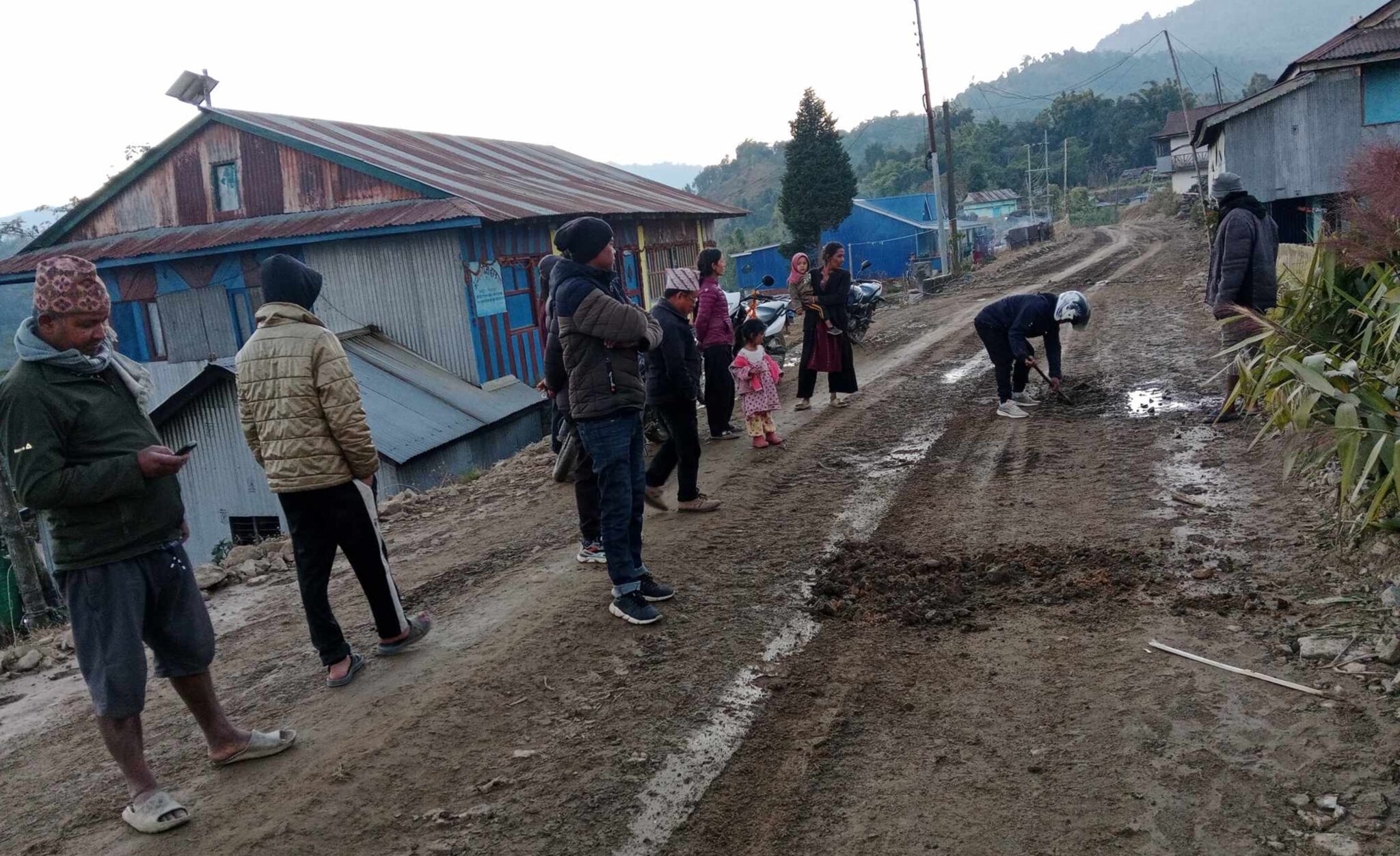 सडकमा गुणस्तरहीन सामग्री प्रयोग भएको भन्दै स्थानीयको विरोध