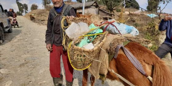 घाेडामा ४२ बर्ष देखि भारी बाेकेर गुजारा गर्दै माईजाेगमाईका अधिकारी