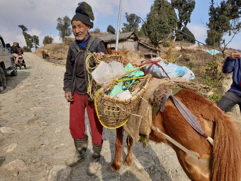 घाेडामा ४२ बर्ष देखि भारी बाेकेर गुजारा गर्दै माईजाेगमाईका अधिकारी