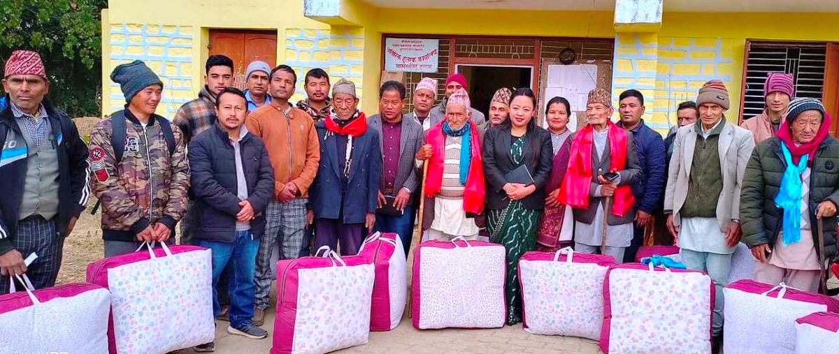 ज्येष्ठ नागरिकलाई न्यानो कपडा बाँड्दै माइजोगमाई
